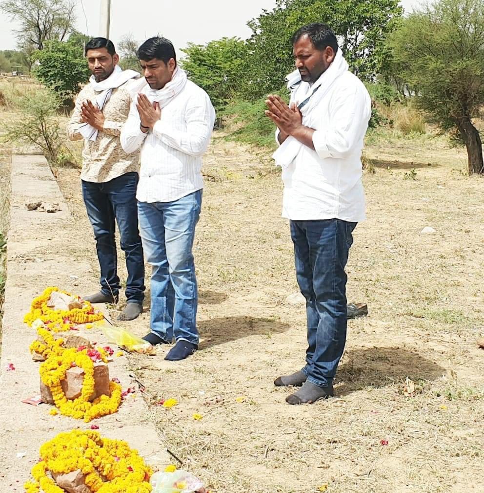 23 मई2008 को कारवारी-पीलूकापुरा बयाना में निहत्थे गुर्जर आन्दोलनकारियों पर तत्कालीन सरकार के द्दारा सीने में गोली मारकर हमारे 18 गुर्जर भाईयों को शहीद कर दिया था..
कौम में शैक्षिक सामाजिक और राजनीतिक क्रांति के अग्रगामी क्रांतिकारियों को सादर नमन l

#गुर्जर_बलिदान_दिवस