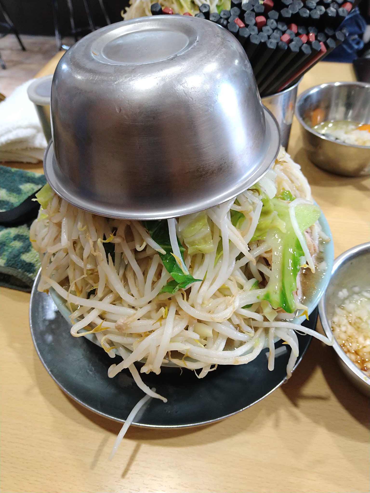 なおちん タンクトップは暫く封印 ラーメン二郎八王子野猿街道店２ 今日は野猿弄られ隊隊長yana Gさんと連れ麺 小ラーメン 油少なめ たまねぎ コールニンニクのみ 弄られキャラが揃って逝けばそうなるよねの連れ ニコ調教師にも久しぶりに揉んで