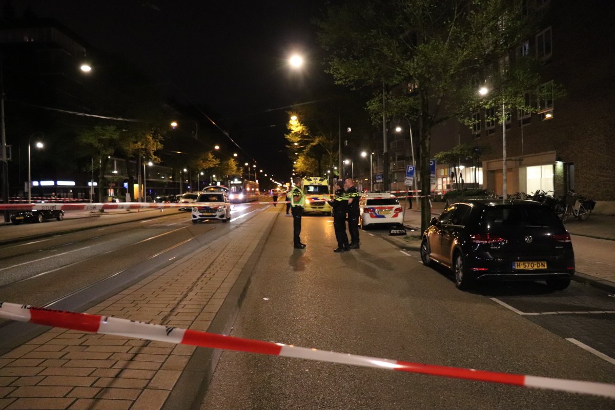 martindamen58's tweet photo. #Politieagent #schiet man met mes in been. De 40-jarige verwarde man had eerder twee banden van een politieauto lek gestoken waarna hij op het dak van de #politieauto ging staan. Toen agenten hem aanspraken liep hij met het mes op een agent af en werd neergeschoten. Hoofdweg Asd. https://t.co/2Qf8nJc59V