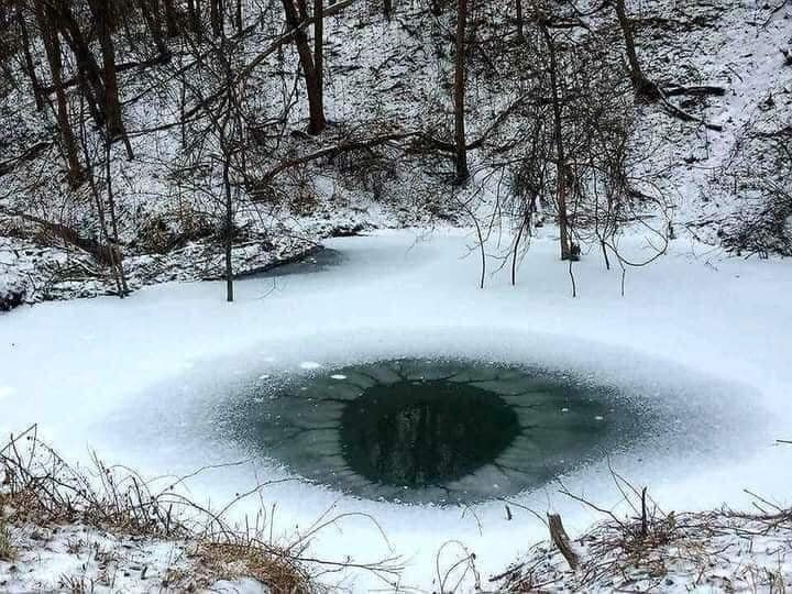 Melissa71400157's tweet photo. Freezing lake in Nebraska looks like an EYE . #WierdThings https://t.co/NocBkORnTQ