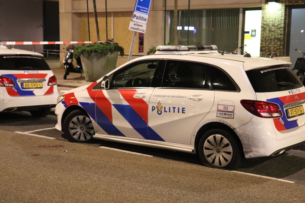 martindamen58's tweet photo. #Politieagent #schiet man met mes in been. De 40-jarige verwarde man had eerder twee banden van een politieauto lek gestoken waarna hij op het dak van de #politieauto ging staan. Toen agenten hem aanspraken liep hij met het mes op een agent af en werd neergeschoten. Hoofdweg Asd. https://t.co/2Qf8nJc59V