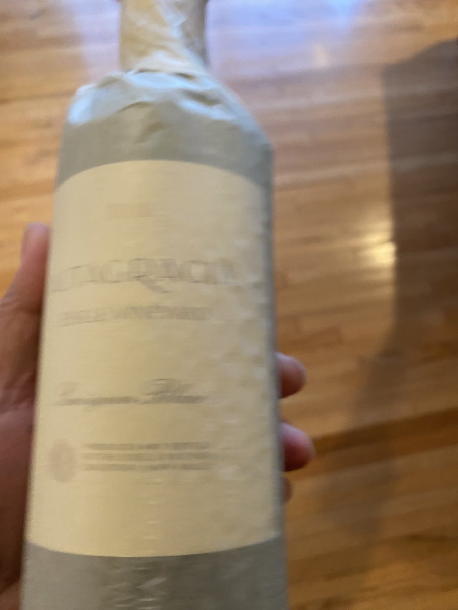 dennis_p's tweet image. Always feel fancy when the evening’s bottle of wine comes wrapped…. A very good friendly Sauvignon Blanc to go with tonight’s meal…. A 2018 #Eisele #Altagracia
