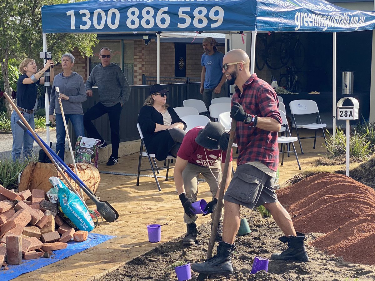 TheBCC_Org's tweet photo. Another Sunday morning #verge makeover for the #ourparkourplace project. We’re currrently hearing about the benefits of using #recycled brick for garden paths and hard stands. #enviro #gardening #waterwise #greening #climate https://t.co/rwP5oIf8Sm
