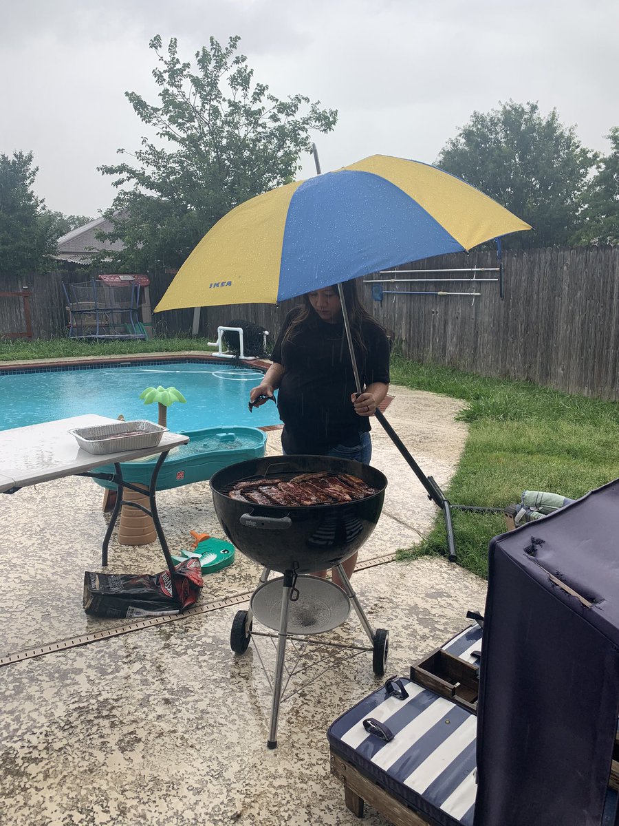 AnaviCoronado's tweet photo. Rain is still grilling weather if you use an umbrella. #tablitas #steak https://t.co/Dx4Msgd0LZ