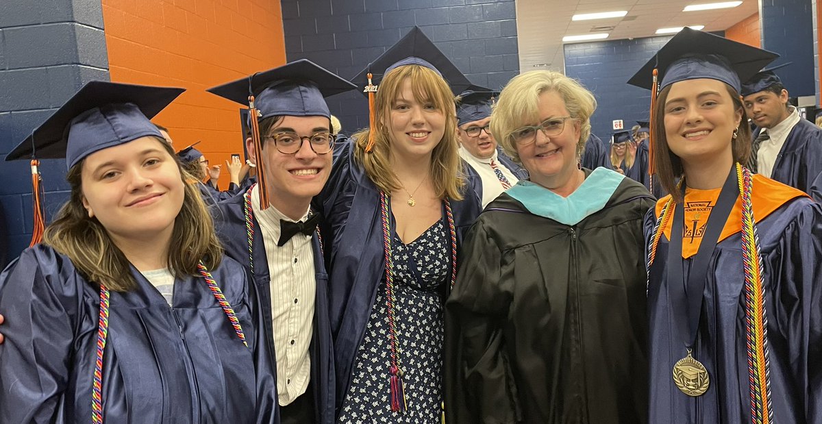 wcsSHSba's tweet photo. Class of 2021 - I have loved you all so much!!!! Congrats #graduation #nahs #spreadyourwingsandfly https://t.co/JWmvUfP8oJ