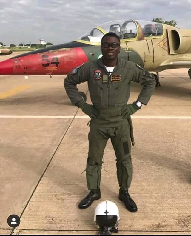 AdajeObiaboSund's tweet photo. What kind of #President and C-in-C of the Armed Forces do we have in Nigeria?
What was @MBuhari's schedules/appointment yesterday that he cannot attend the funeral/Prayers of his Chief of Army Staff, 4 generals and other officers that died in service?
This is very low..#RIPCOAS https://t.co/y1qKSFSB5C