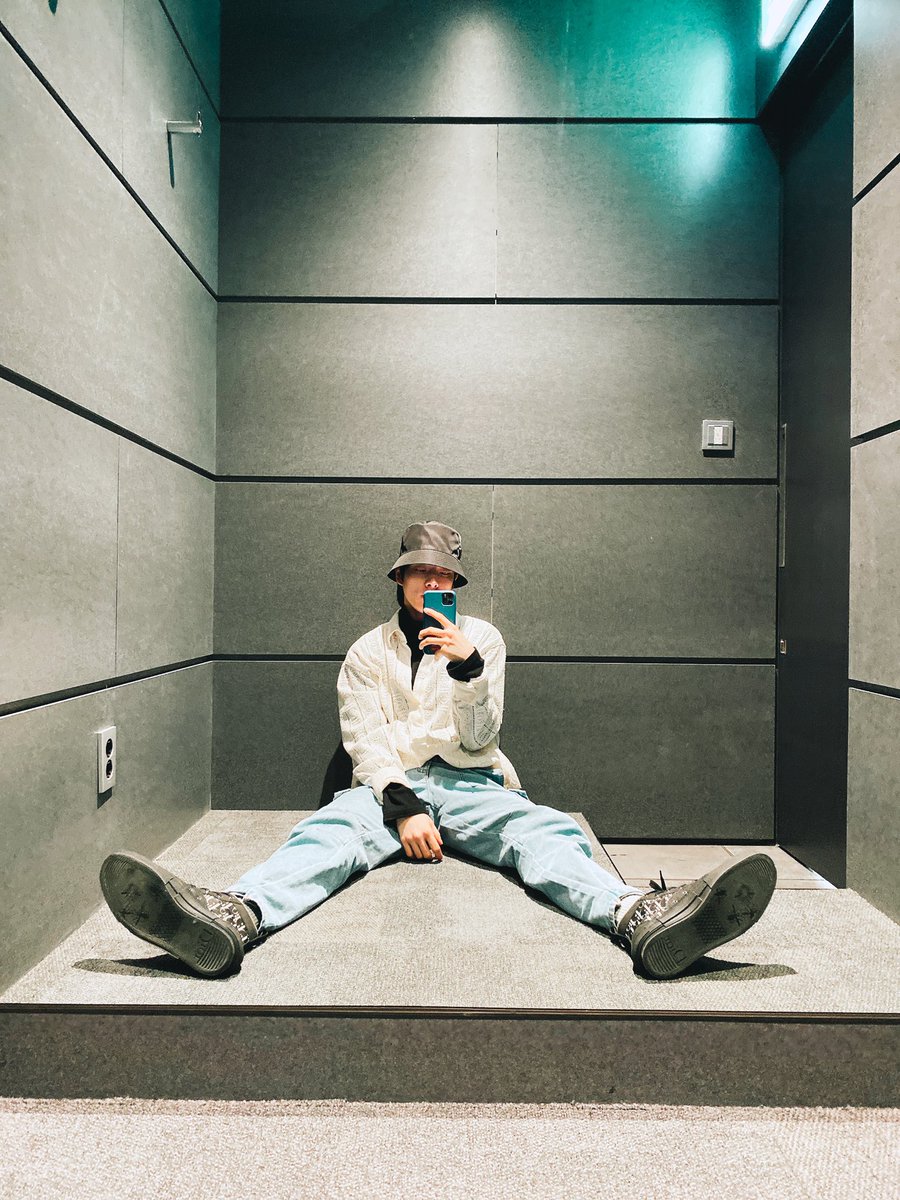 jakesshim's tweet photo. Mirror selca surely a good choice to wrap up the practice session. I chose to wear black turtleneck paired with a white shirt, blue jeans and bucket hat as my #ootd. How's my style here, ENGENEs? Good enough? Morely flexing my long-legs through these mirror selcas. https://t.co/Ff8tCrY19M