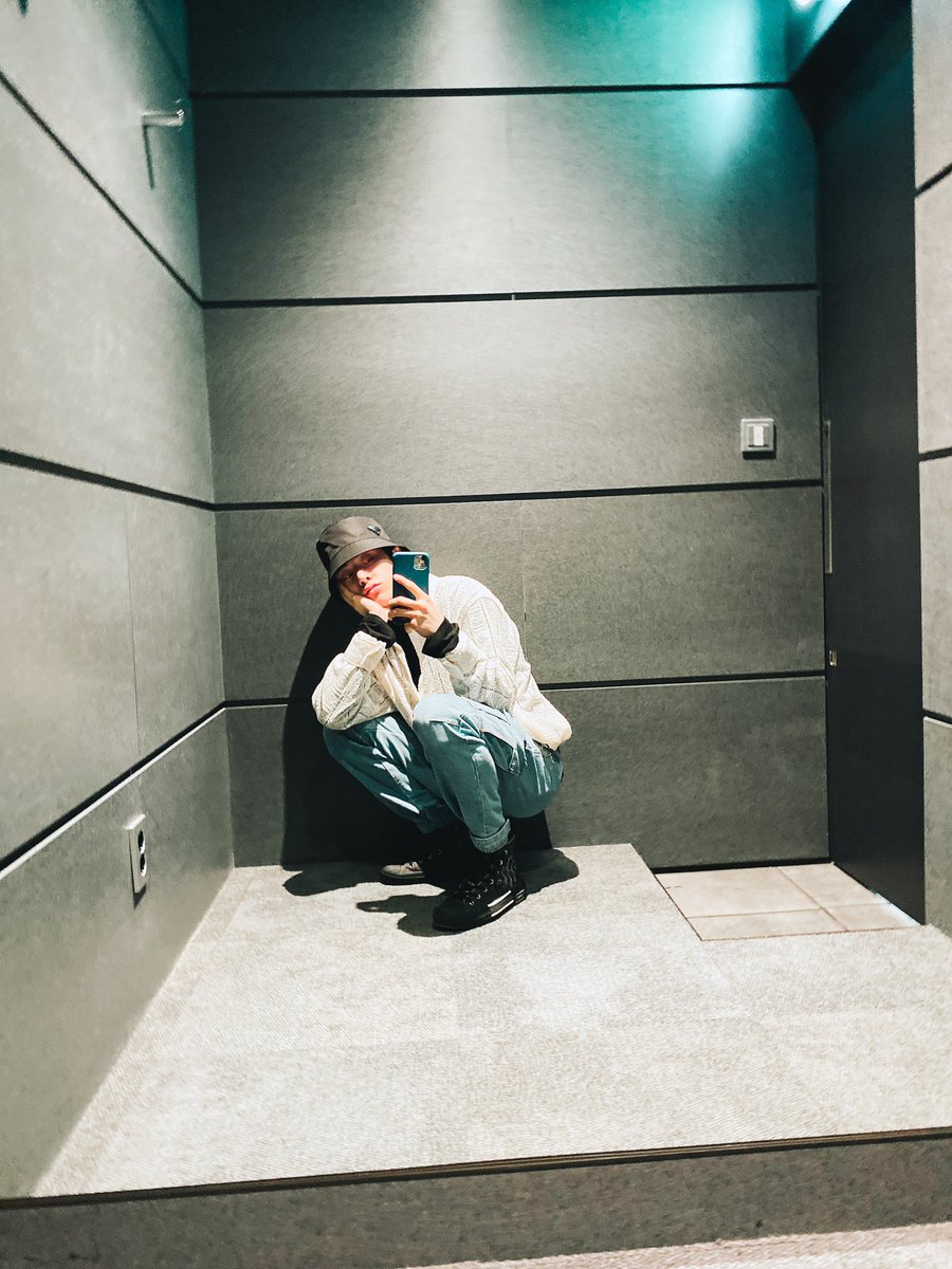 jakesshim's tweet photo. Mirror selca surely a good choice to wrap up the practice session. I chose to wear black turtleneck paired with a white shirt, blue jeans and bucket hat as my #ootd. How's my style here, ENGENEs? Good enough? Morely flexing my long-legs through these mirror selcas. https://t.co/Ff8tCrY19M
