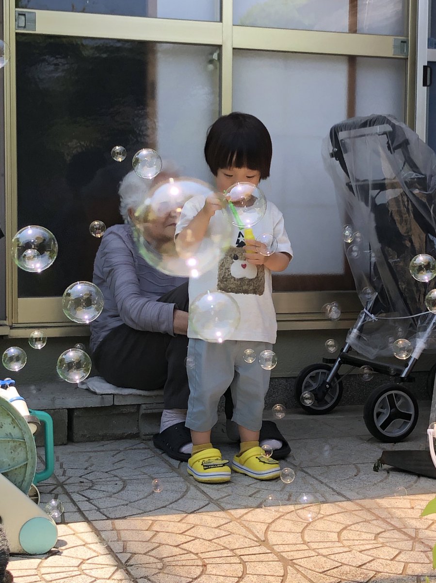 majiyajima's tweet photo. ピャウエルのTシャツ着てシャボン玉してるのめっかわやな…
#chautesei
#チャウテセイ
#ピャウエル
#ピャウT https://t.co/JxYLML2zR9