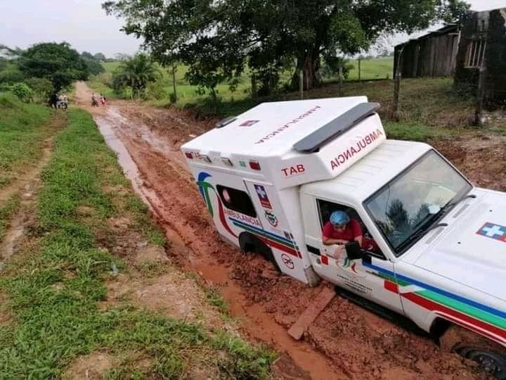 En esta imagen se puede observar como los vándalos impiden que un paciente llegue a tiempo a un hospital de tercer nivel...