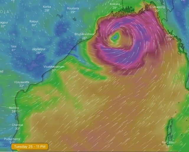 immersivetrails's tweet photo. So #Windydotcom is predicting #CycloneYaas will hit coastal #Bengal and #Odisha late on 25th May. It also predicts that the mangrove forests in #Sunderbans will deflect the cyclone towards #Midnapore &amp; #Balasore. This is scary. Stay safe everyone. https://t.co/08LAAcBo6s https://t.co/0Aw5rZSVLa