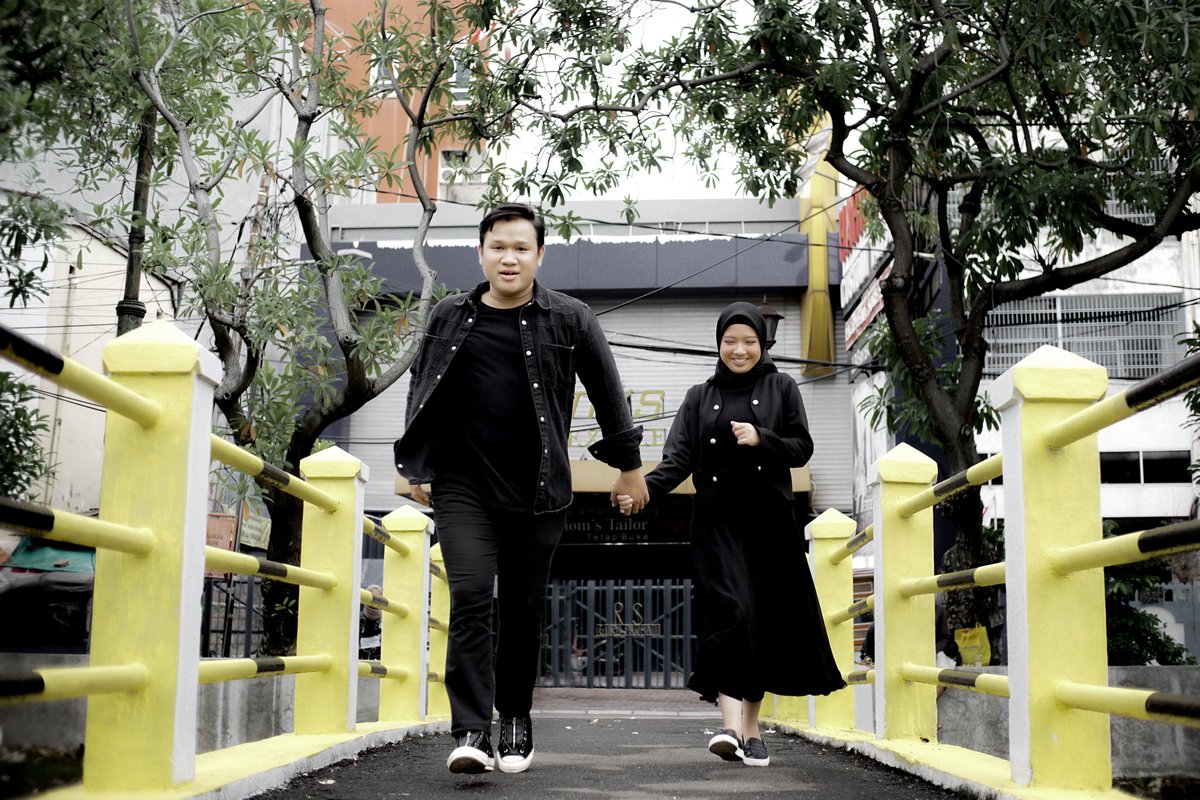 gandeng mau ajak nyebrang ❌
gandeng mau ajak kepelaminan  ✅

bismillah.