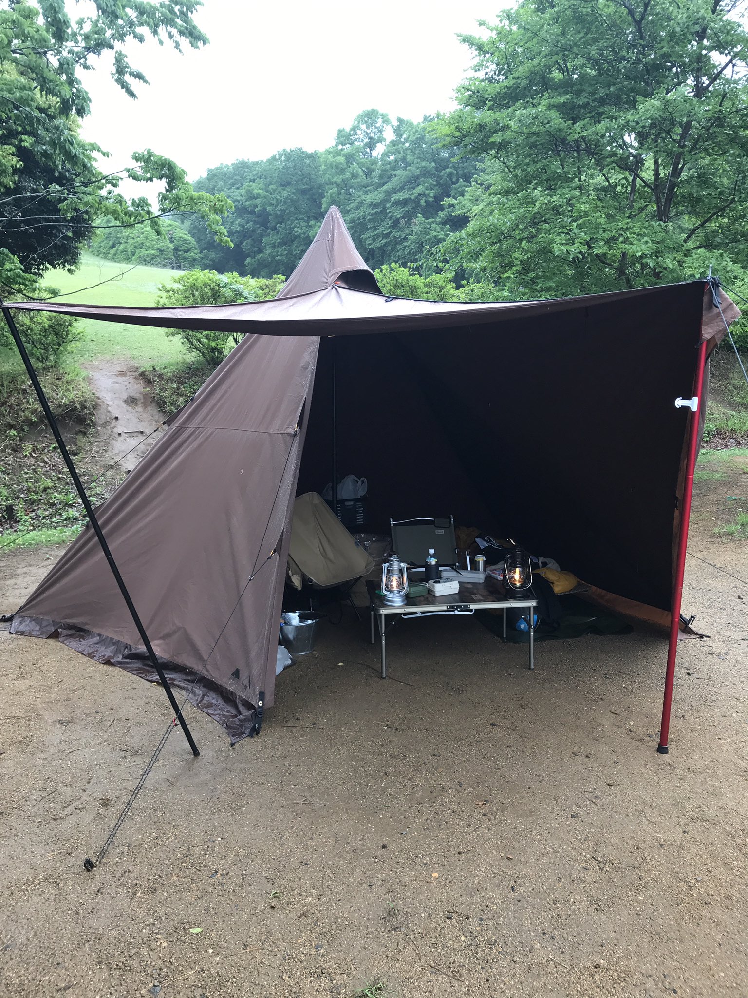 ゆうにぃ キャンプ 昨日から一泊でつくばねオートキャンプ場に妻と行って来ました あいにく天気は雨でしたが 途中2時間くらい雨が止んでる時間があったので焚き火は一応できました 夜ご飯はスペアリブとスライスしたじゃがいもにボロネーゼソースと