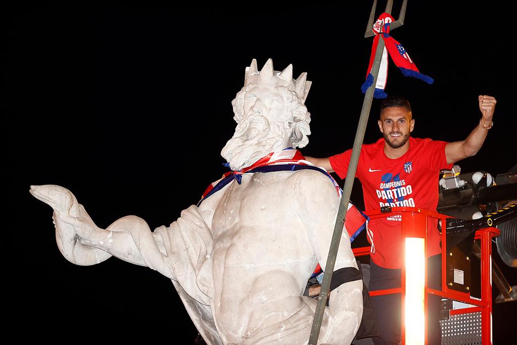 Atleti's tweet photo. 🇦🇹🔱 ¡@Koke6 cumplió con la tradición de colocar a Neptuno una bufanda y una bandera rojiblancas tras conseguir un título!

Además, rindió tributo al joven atlético fallecido anoche colocando un brazalete negro.

#OtraFormaDeEntenderLaVida https://t.co/2AsssnrT3x