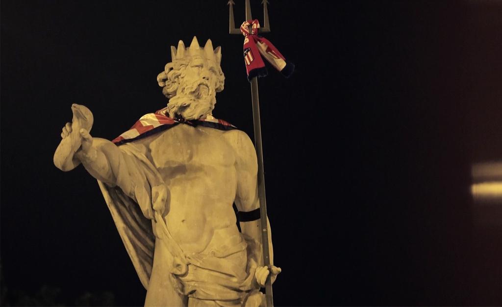 Atleti's tweet photo. 🇦🇹🔱 ¡@Koke6 cumplió con la tradición de colocar a Neptuno una bufanda y una bandera rojiblancas tras conseguir un título!

Además, rindió tributo al joven atlético fallecido anoche colocando un brazalete negro.

#OtraFormaDeEntenderLaVida https://t.co/2AsssnrT3x