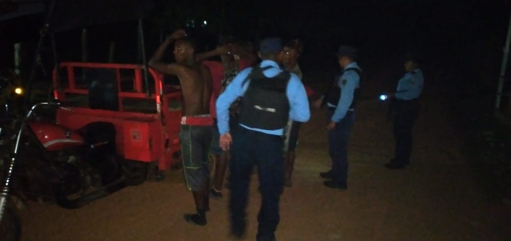 PoliciaHonduras's tweet photo. 🚨#Policiales | en la #UDEP9 se continúan efectuando patrullajes de disuasión y prevención por funcionarios policiales asignados en el departamento de Gracias a Dios https://t.co/2GrCs3PmUq