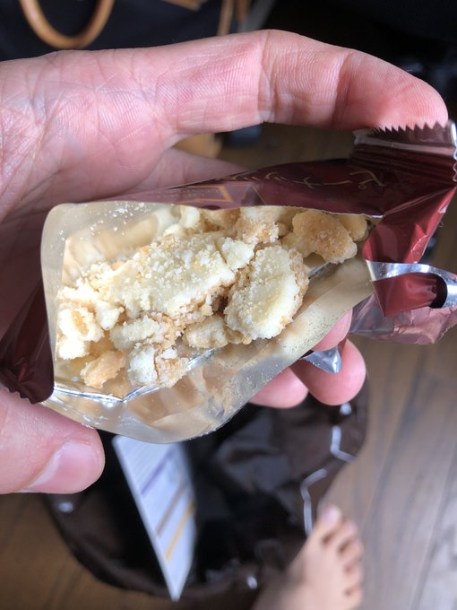 じいちゃんに頂いたクッキーが嫌がらせかってくらいバキバキで笑った 