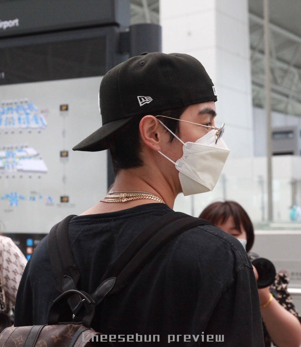 mymtuanp's tweet photo. แงง��ี่มาร์คกีกตัวเสร็จแฃ้ว บินไปเซี่ยงไฮ้ (?) ต่อเลยยย แฟชั่นสนามบินวันนี้หนุ่มแว่นกับเสื้อลายงู และหมวกกลับหลังของเค้า https://t.co/jT25GSS8Ap