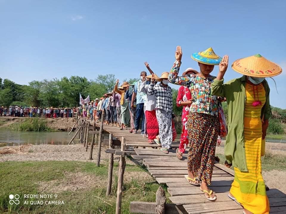 wkhine12's tweet photo. Anti-dictatorship Protest in Yinmarpin, Salingyi Tsp, Sagaing Region   Villagers held three fingers as  they marched to oppose military coup #WhatsHappeningInMyanmar #May23Coup https://t.co/ejhNFjQypK