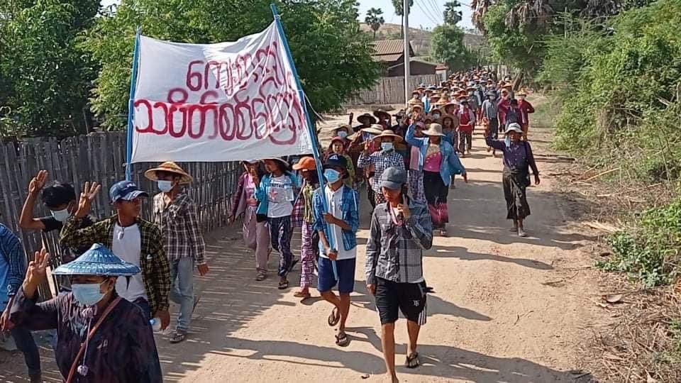 wkhine12's tweet photo. Anti-dictatorship Protest in Yinmarpin, Salingyi Tsp, Sagaing Region   Villagers held three fingers as  they marched to oppose military coup #WhatsHappeningInMyanmar #May23Coup https://t.co/ejhNFjQypK