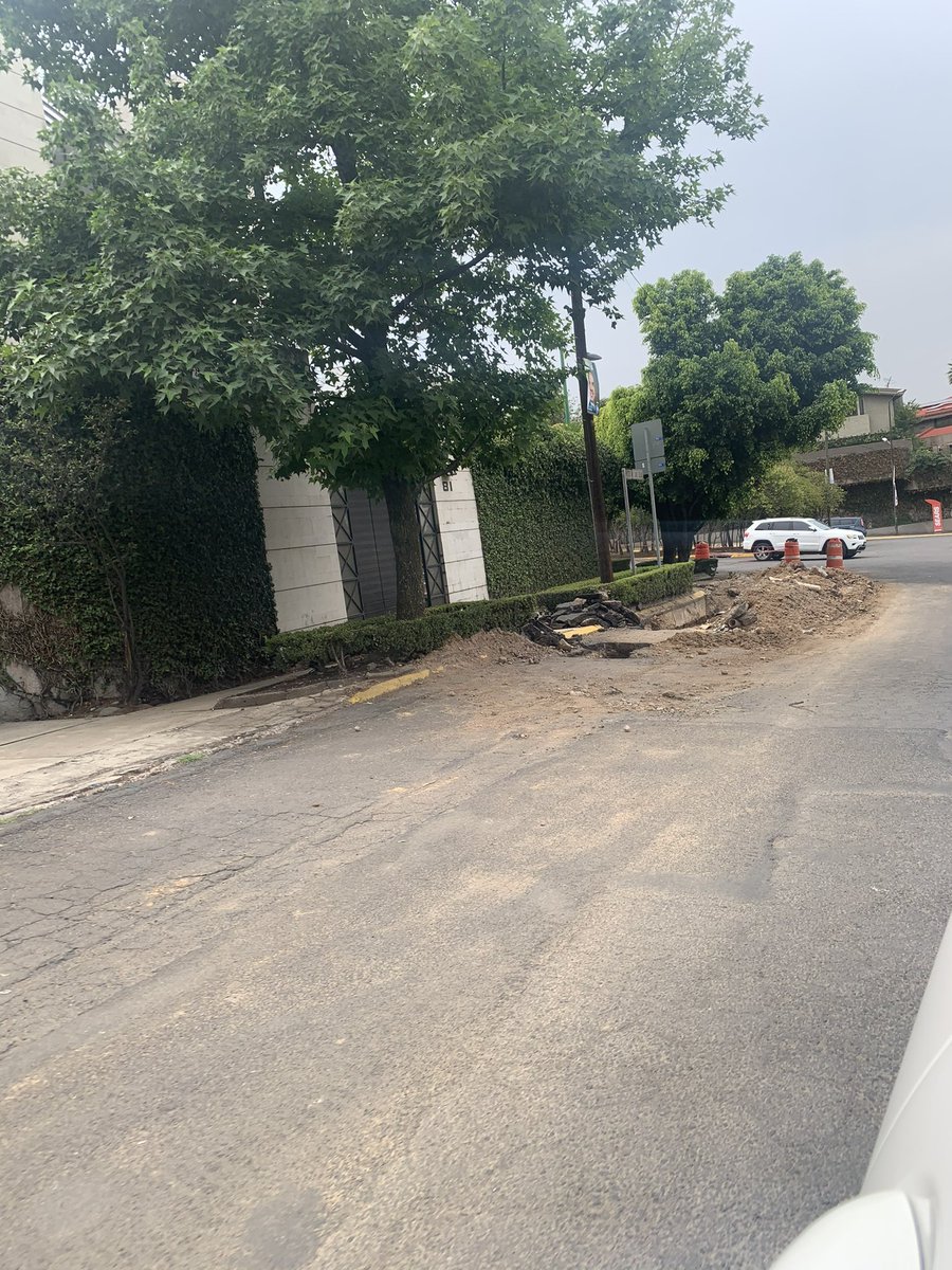 mtrapaga's tweet photo. Semanas sin arreglar esta zanja y Cascajo sobre paseo de las lilas y laureles en @AlcaldiaMHmx @MHObras @vromog @MHcesac cuando lo atenderán? https://t.co/oiMw2HgAi4