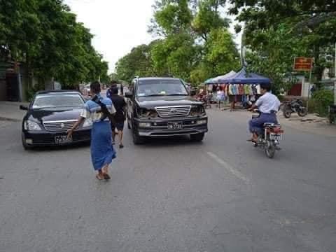 wkhine12's tweet photo. #MyanmarMilitaryTerrorists roaming around in Mandalay as they held guns wearing plain clothes   Heel of the rifles were covered with stickers in order to conceal their names and military origin   #WhatsHappeningInMyanmar #May23Coup https://t.co/rD0tiF3PL5