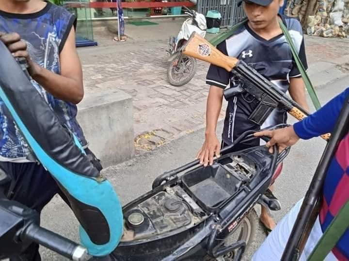 wkhine12's tweet photo. #MyanmarMilitaryTerrorists roaming around in Mandalay as they held guns wearing plain clothes   Heel of the rifles were covered with stickers in order to conceal their names and military origin   #WhatsHappeningInMyanmar #May23Coup https://t.co/rD0tiF3PL5
