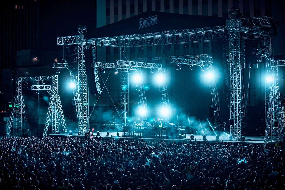 deadmau5's tweet photo. thank you horde! sold out Las Vegas last night w/ 10k strong :D https://t.co/qgHxcvkkQ3