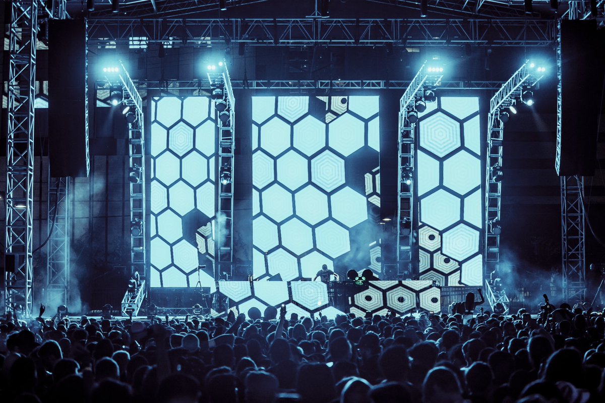 deadmau5's tweet photo. thank you horde! sold out Las Vegas last night w/ 10k strong :D https://t.co/qgHxcvkkQ3
