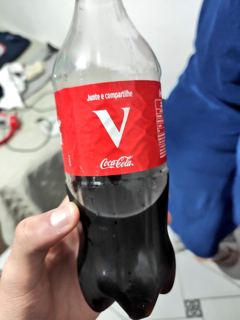 SrLangzinho's tweet photo. MEOO e eu que peguei uma coca totalmente aleatória no mercado e quando cheguei em casa descobri que era com a inicial do meu nome #arrepiado https://t.co/mVDRvIWh1l