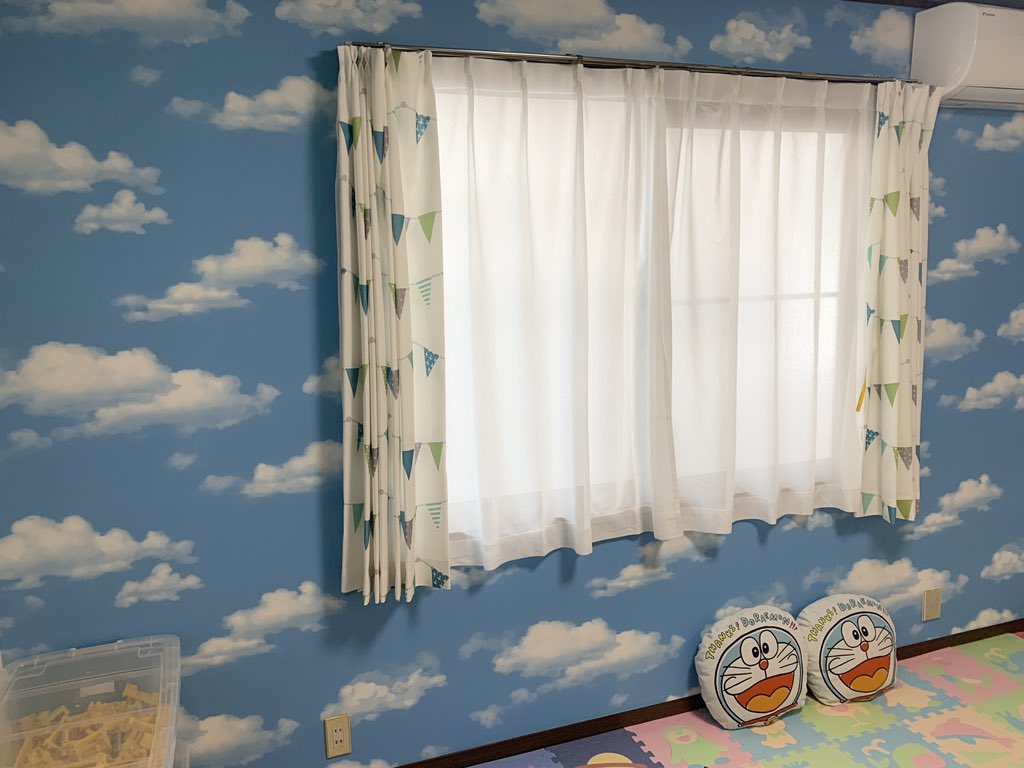 民泊清掃r社長 壁紙を張り替えるだけで部屋の雰囲気はガラリと変わります 一面だけ雲の柄のクロスを入れてパズルマットを敷き詰めたら素敵な子供部屋の出来上がり ちなみに 我が家の子供部屋です レンタルスペースではありません 笑 クロス 壁紙