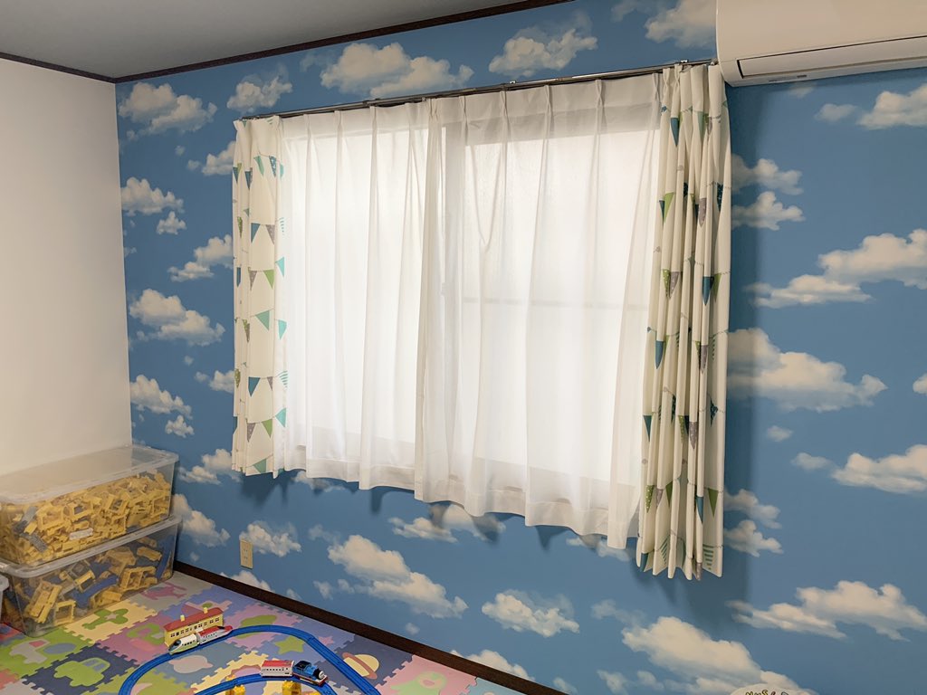 民泊清掃r社長 壁紙を張り替えるだけで部屋の雰囲気はガラリと変わります 一面だけ雲の柄のクロスを入れてパズルマットを敷き詰めたら素敵な子供部屋の出来上がり ちなみに 我が家の子供部屋です レンタルスペースではありません 笑 クロス 壁紙