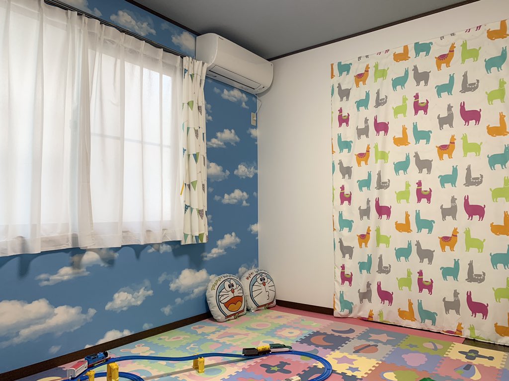 民泊清掃r社長 壁紙を張り替えるだけで部屋の雰囲気はガラリと変わります 一面だけ雲の柄のクロスを入れてパズルマットを敷き詰めたら素敵な子供部屋の出来上がり ちなみに 我が家の子供部屋です レンタルスペースではありません 笑 クロス 壁紙