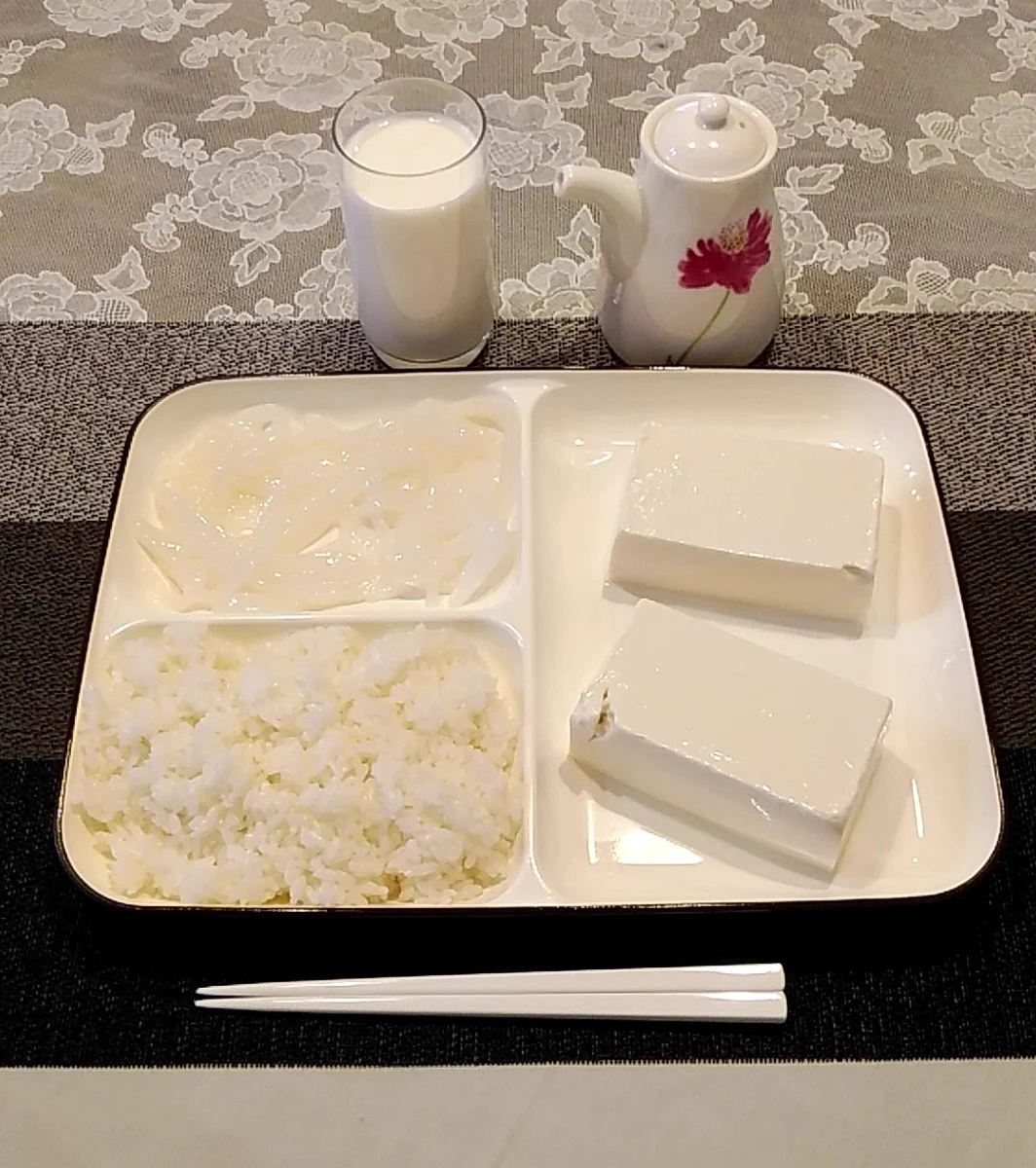 すべてが真っ白！？今日の夜ご飯は白色で統一www