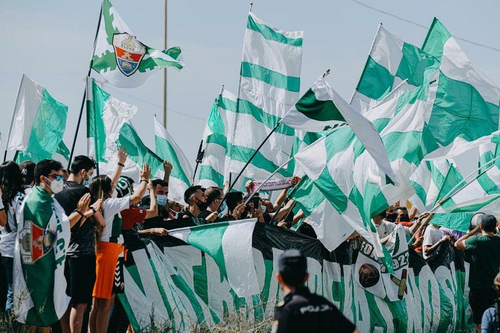 JosanFerrandez7's tweet photo. Hemos trabajado, luchado y sufrido hasta el final por este escudo.

Sin vosotros, nada de esto habría sido posible. La temporada que viene disfrutaremos todos juntos en el Martínez Valero.

¡¡MUCHO ELCHE!! 🤍💚
¡¡ELCHE ES DE PRIMERA!! https://t.co/CmyQJ2lFi3