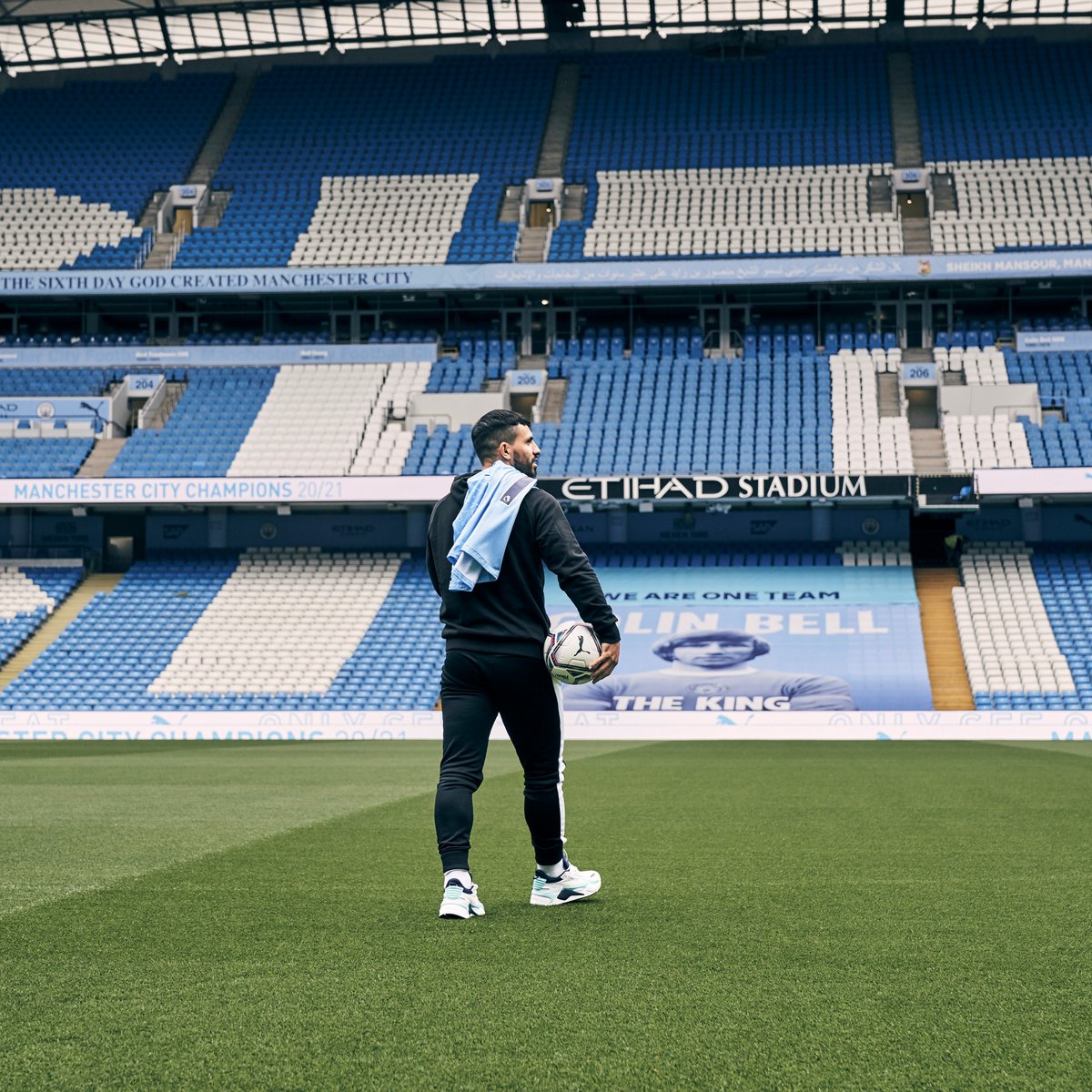 ManCity's tweet photo. The last dance at the Etihad 💙

⚽️ #ThisIsOurCity @pumafootball 
🔷 #ManCity | https://t.co/axa0klD5re https://t.co/oRWRtSxaj3