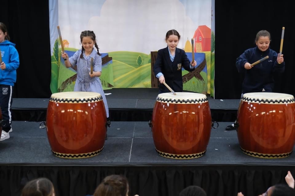 inspireworksuk's tweet photo. Over the last 42 days we've facilitated nearly 100 face-to-face workshops to 2,800 children! It's great to be back! Find out what we've done to ensure they meet COVID-19 restrictions: https://t.co/5CJEe81GVq #CanDoMusic @ISM_music @MusicTeachers_ @WeAreTheMU @MusicTeacherMag https://t.co/Oe5dcbXCEa