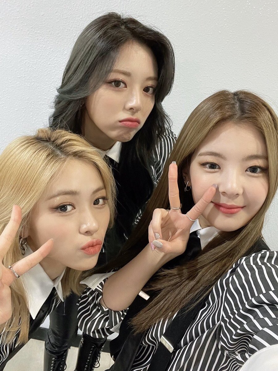 ITZY tweet media