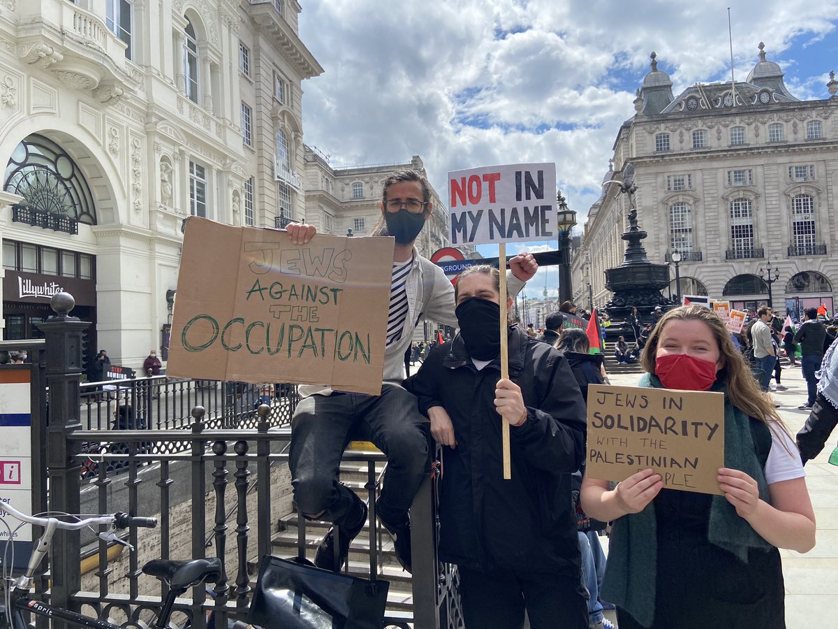 ZaiynabKhan777's tweet photo. 180,000 people showed up in london to protest against the illegal occupation of Palestine from all faiths &amp; backgrounds. People say what will protesting do? It gives hope to the Palestinians when they see that the world is watching and that they are with them #london4palestine https://t.co/CrdM3UCtSB