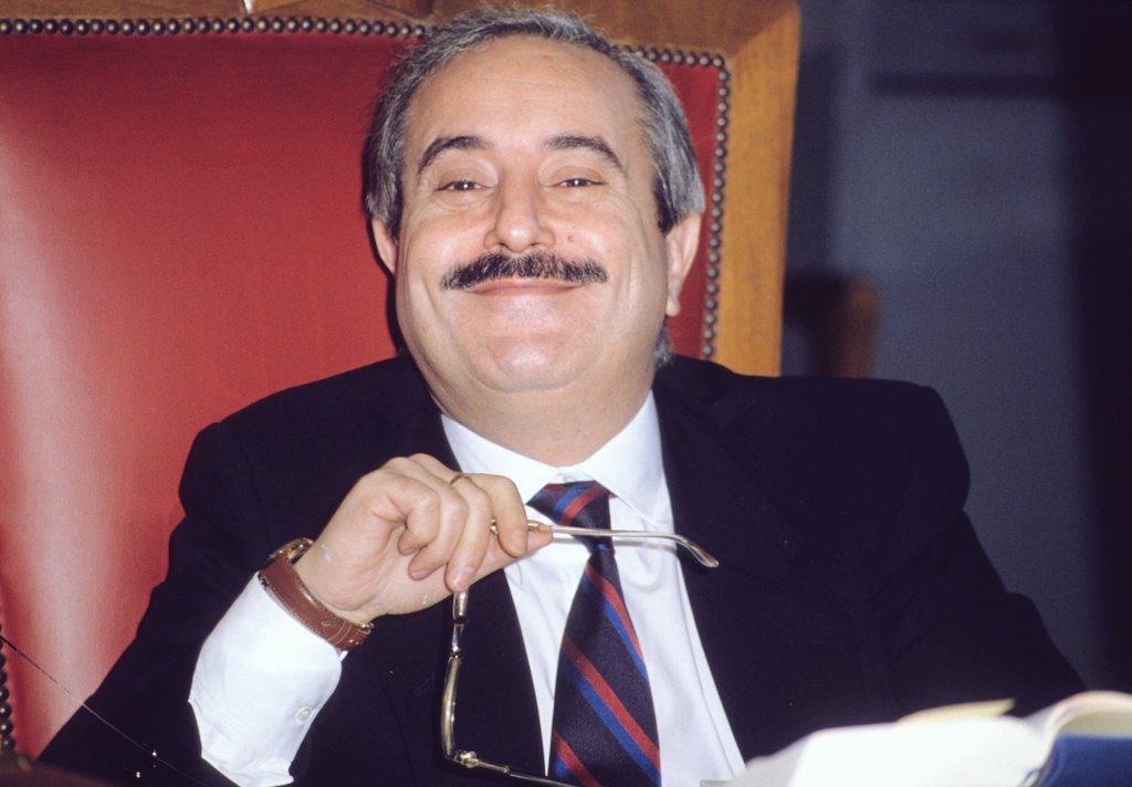 Ricordando #GiovanniFalcone
Martire del diritto alla vita e alla libertà. Un siciliano convinto che la Sicilia non sia solo mafia, tanto convinto da trasformare questa idea nella sua missione, una missione sempre viva e struggente in uomini come Giuseppe Falcone.