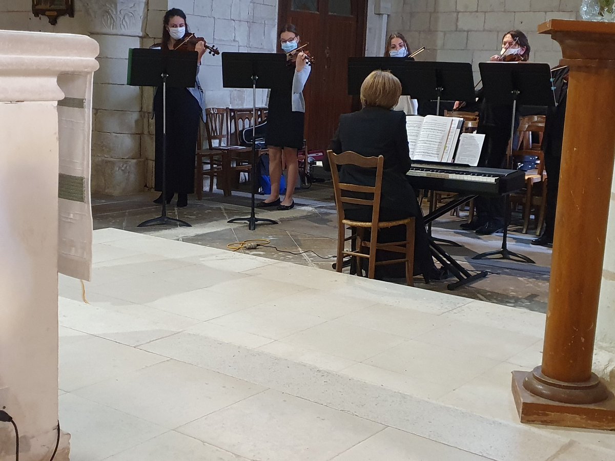 En ce dimanche de Pentecôte, des musiciens du conservatoire de Lencloitre ont participé à la messe ce matin.
Ave Maria de Cassini, juste après l'homélie.
m.facebook.com/story.php?stor…