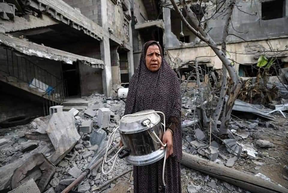 Pakhtoon_KP's tweet photo. A Palestinian woman who has returned to her neighbourhood, cooks a meal in what remains of her home, hit by Israeli bombardment in Gaza City 🇵🇸

#SaveSheikhJarrah
#FreePalestine https://t.co/IMSqrewhJv