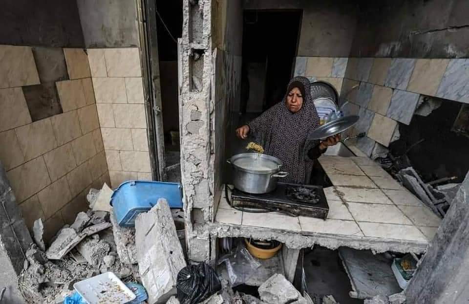 Pakhtoon_KP's tweet photo. A Palestinian woman who has returned to her neighbourhood, cooks a meal in what remains of her home, hit by Israeli bombardment in Gaza City 🇵🇸

#SaveSheikhJarrah
#FreePalestine https://t.co/IMSqrewhJv
