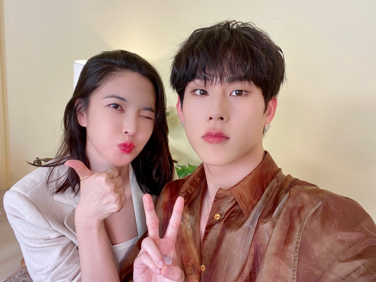 OfficialMONSTAX's tweet photo. If you love me 많이 많이 사랑해주세요!!!❤️ 선배님 너무 영광이였습니다~ #Ifyouloveme #주헌 
https://t.co/UyQ8C13Dfc https://t.co/pC4VuqwiYA