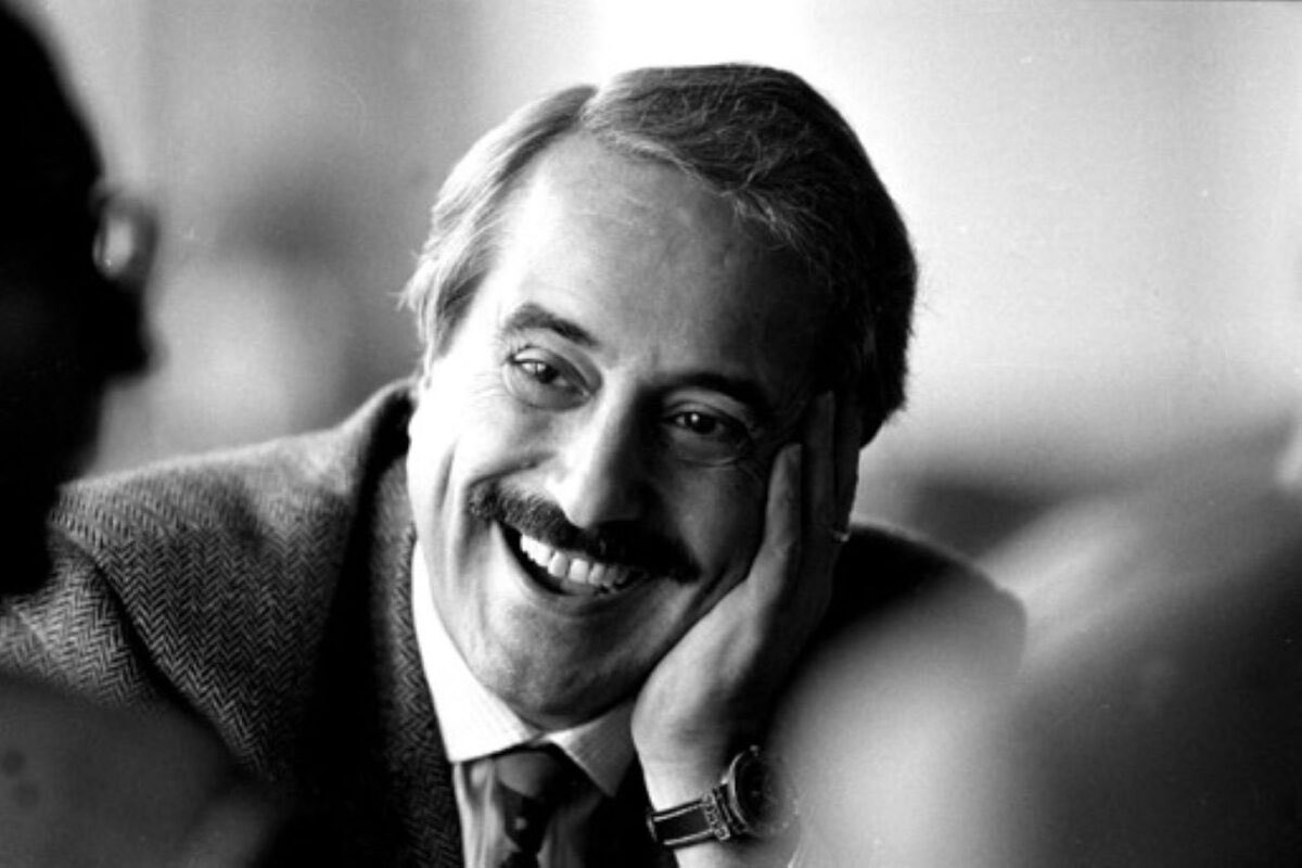 Quel 23 maggio il rumore di una balorda esplosione scrisse uno dei capitoli più tristi della nostra storia. Ma la forza e il coraggio di #GiovanniFalcone hanno ancora oggi una eco più forte, assordante. Sta a noi continuare nel solco del suo esempio senza mai abbassare la guardia