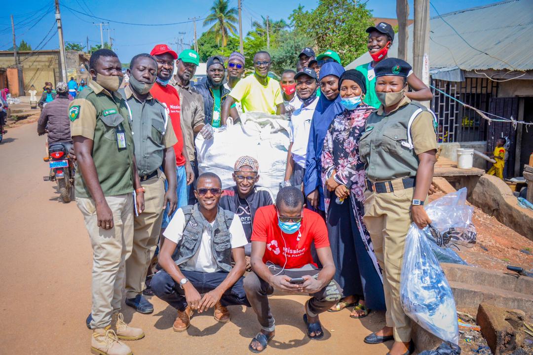 m_yayanko's tweet photo. Yesterday, I joined @bfpinitiative and other partners in commemoration of #BiodiversityDay for #GreenSallahCleanup in Kakuri, Kaduna as part of the #MissionZeroPlastics, creating awareness and sensitizing the community on indiscriminate waste disposal impacts. https://t.co/SNxqVeL0wT