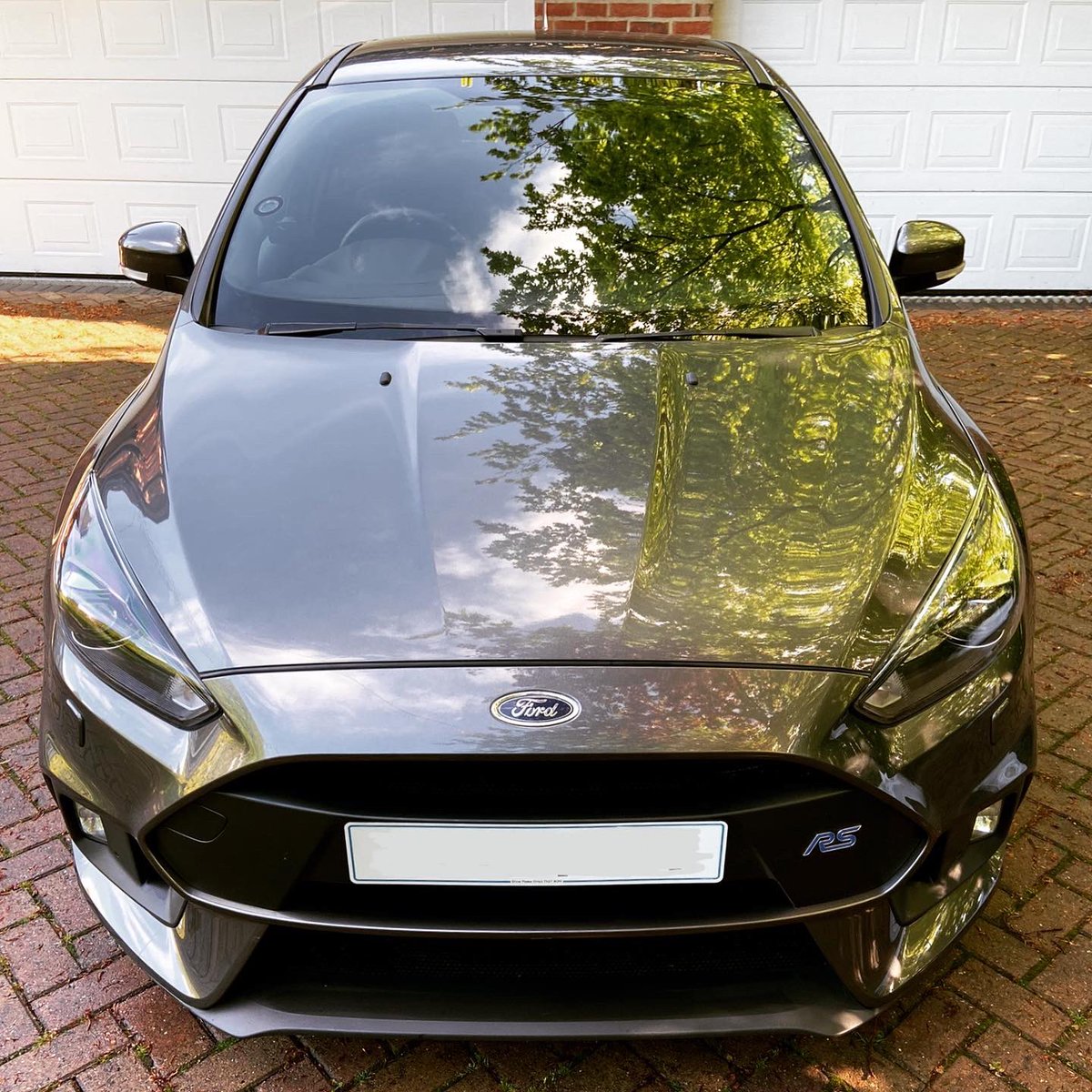 simonemo69's tweet photo. Thought I would give my beast a super clean today.. so shiny!! 🏎👌🏻

0-60mph: 4.7s • Top Speed (limited): 165mph

#ford #fordfocus #fordfocusRS #RS #carwash #fastandfurious #car #happysaturday #happysunday https://t.co/SUmAoc1cWl