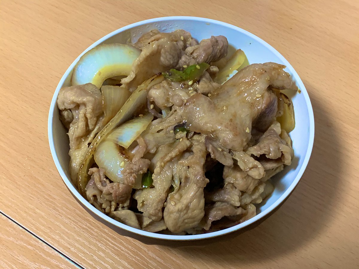 mf_ar9's tweet photo. 最近めっきり自炊初心者の料理アカウントになりつつあります。
冷蔵庫の残り具材でスタミナ丼を作りました。
細切れ肉と玉ねぎをニンニクとしょうがで炒めて、しょうゆとみりんなどで味付け。お好みでコチュジャンやたまごを入れてもヨシでした。この作り方は覚えておこう。 https://t.co/YHrqYui10q