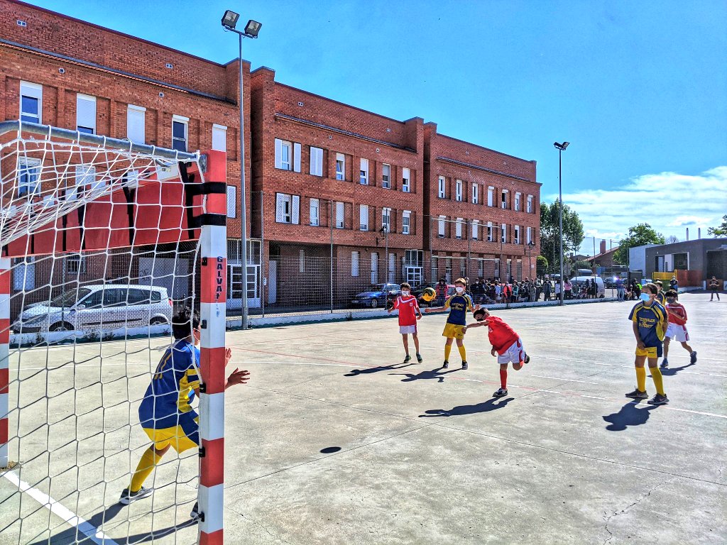 DeportesDip_Va's tweet photo. Balonmano

El buen tiempo acompaña a los Benjamines en el inicio de esta 2ªJornada de la Liga Escolar que se disputa en Tudela de Duero

Organiza @deportesdipu , @Dip_Va y @atlvalladolid
 
Participan: @CBVdC , @CBMTudela , @BMTierraPinares y #bmAldeamayor https://t.co/z5VnHEPVrm
