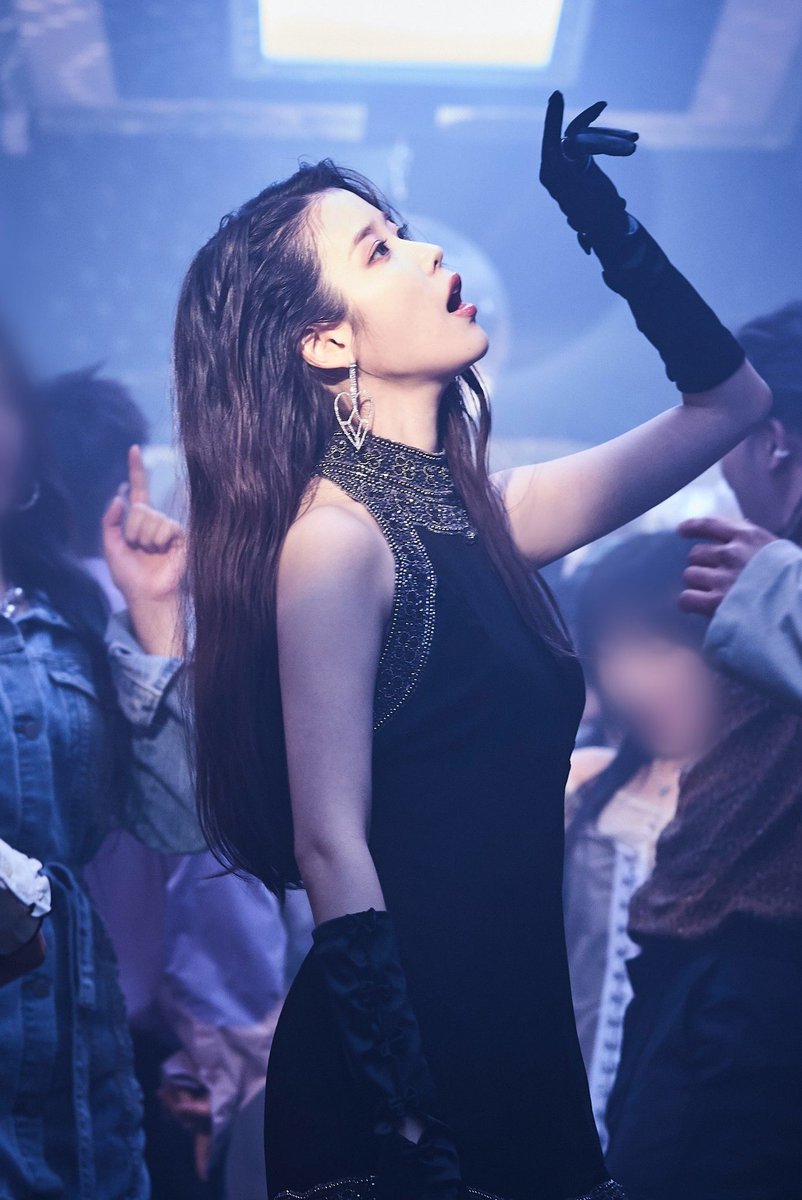 thinking about how beautiful iu looked in this black dress 💔💔 she is so stunning